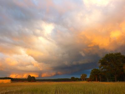 Bild zum Nachbarfeld. Man sieht den Sonnenuntergang, die Wolken reflektieren das Licht sehr schön.