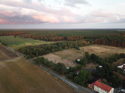 Aus Drohnenpersektive sieht man das ganze Areal und den dahinter liegenden Wald.