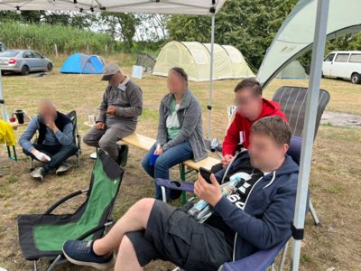 ... und schauen in die Runde oder auf ihre Smartphones.