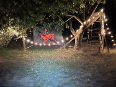 Nochmal eine Lichterkette vor Stern-Keyboard-Flagge.