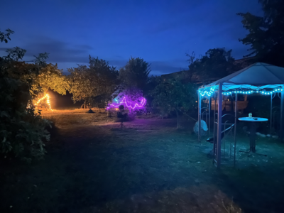 Dämmerungshimmel und leutende Farben der Lichter im Camp.