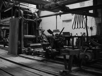 Schwarz-Weiß-Aufnahme aus dem Sägewerk.