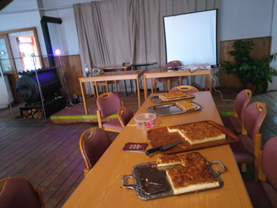 Auf Tischen liegen verschiedene Kuchenbleche.