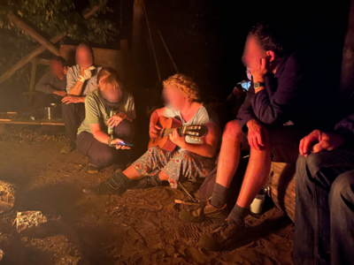 Nochmal am Feuer mit Gitarre.
