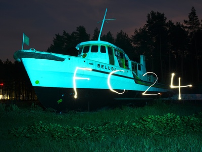 Die Beluga bei Nacht mit Lichtmalerei "FC 24".