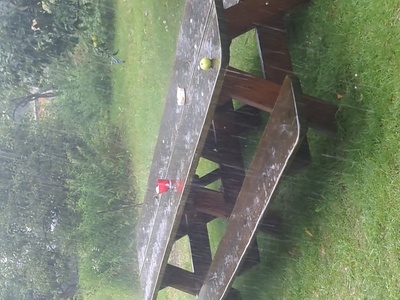 Unser Tisch mit Bänken bei heftigem Regen.