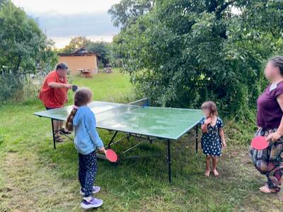 Vier Personen an der Tischtennisplatte.