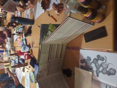 Personen spielen Pen-and-Paper.