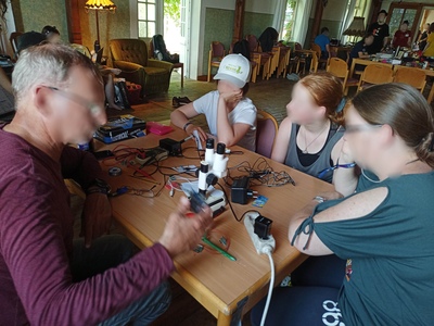 Mehrere Personen beim Lötworkshop.