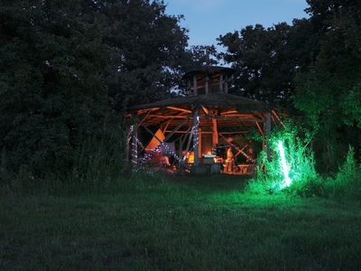 Die Lagerfeuerstelle war nicht nur durch das Feuer, sondern auch durch eine gelungene Lichtinstallation beleuchtet.