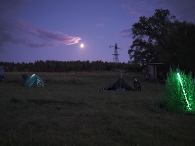 Nachthimmel mit Mond und vila Himmel.