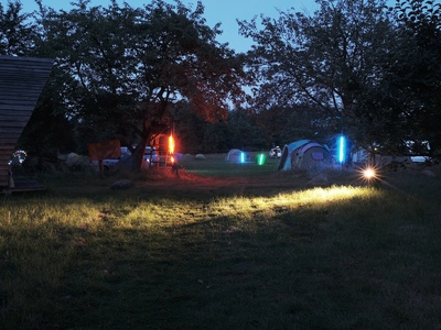 Eingang zum Camp mit Lichtinstallation auf beiden Seiten.