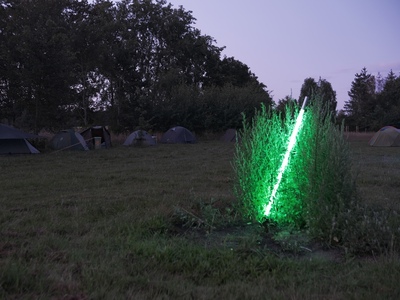 Grünes Neonlicht auf der Wiese diente als Orientierung bei Nacht.