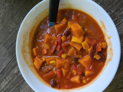 Eine Schale mit Süßkartoffel-Chilli.
