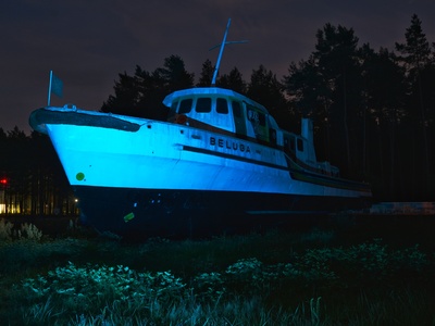 Das Beluga-Schiff bei Nacht.